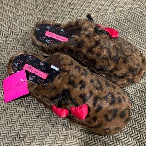 NIB Betsey Johnson Cheetah and Hearts Slippers Size XL